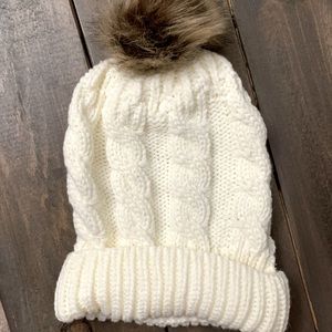 NWOT cream/white cable knit toque with pom pom
